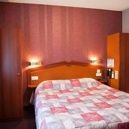 Logis Les Platanes Hotel