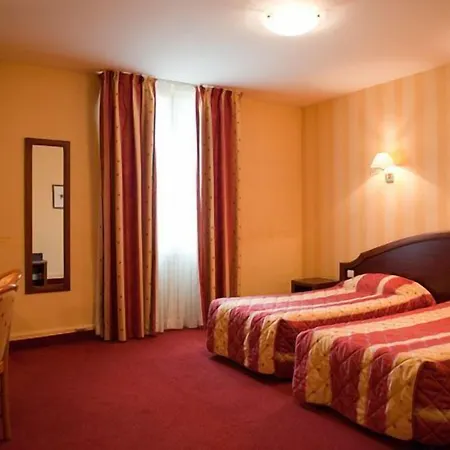 Logis Les Platanes Hotel