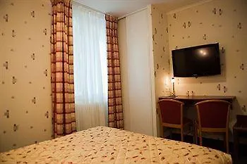 Logis Les Platanes Hotel