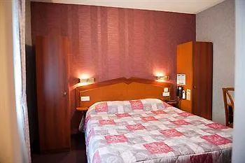 Hotel Logis Les Platanes 2*